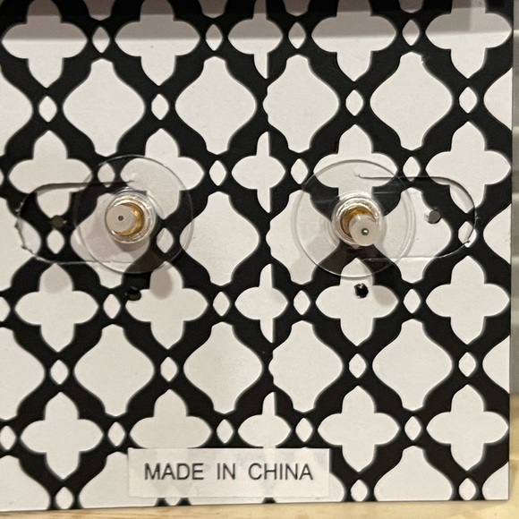 Laundry by Shelli Segal  Gold dangling Post Earrings 1 inch approx - Picture 2 of 3